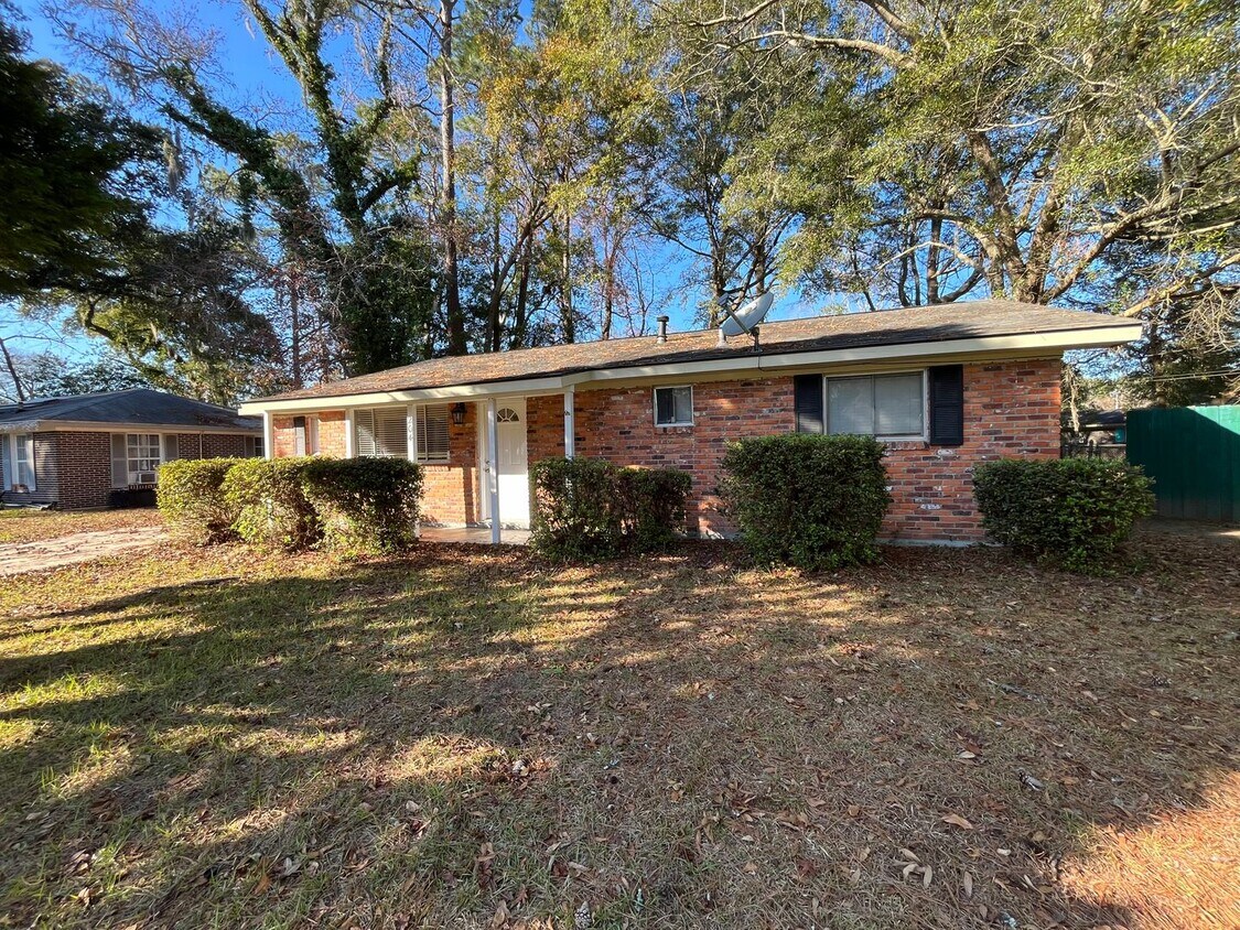 Foto principal - Three Bedroom Ranch off White Bluff