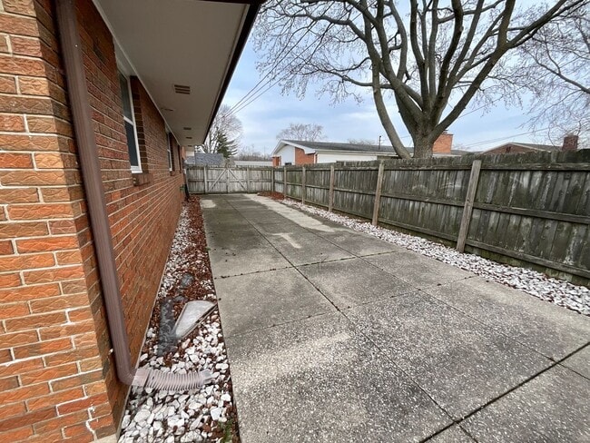 Building Photo - 3-bedroom, 3 bathroom, 12-month rental