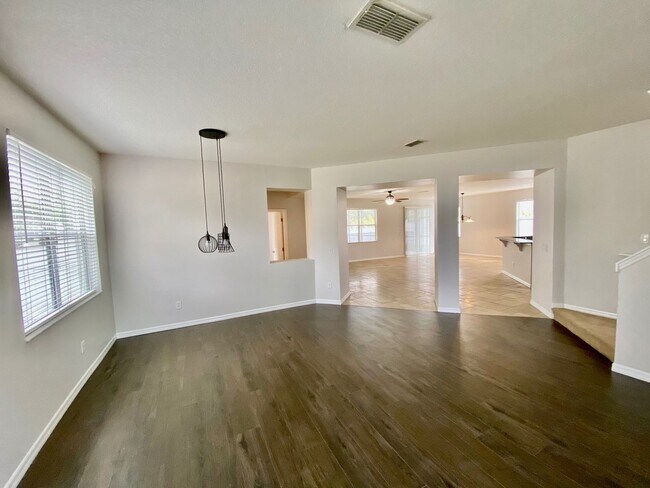 Building Photo - Beautiful Pool Home in Avalon Park for Ren...