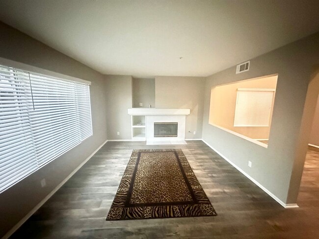 Building Photo - Gorgeous 4 Bed 3 Bath in Anaheim!