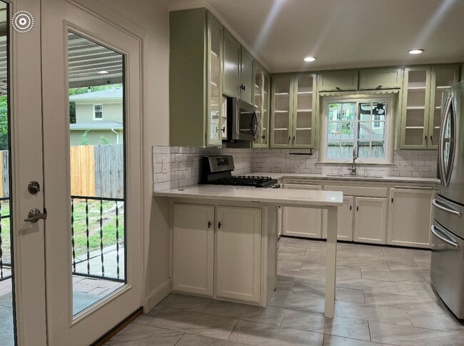Building Photo - Beautifully updated midtown charmer!