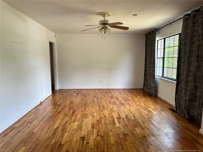 Building Photo - 4945 Redwood Dr