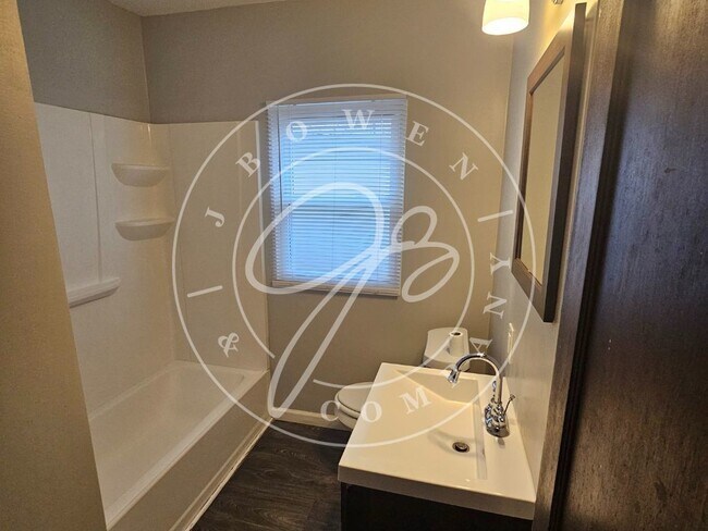 Foto del edificio - Beautiful 2 Bedroom Lower Duplex