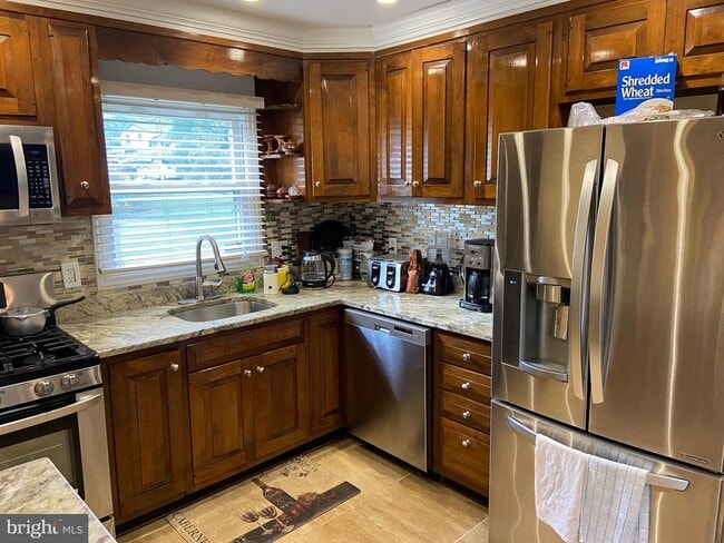 Building Photo - 4911 Poplar Dr