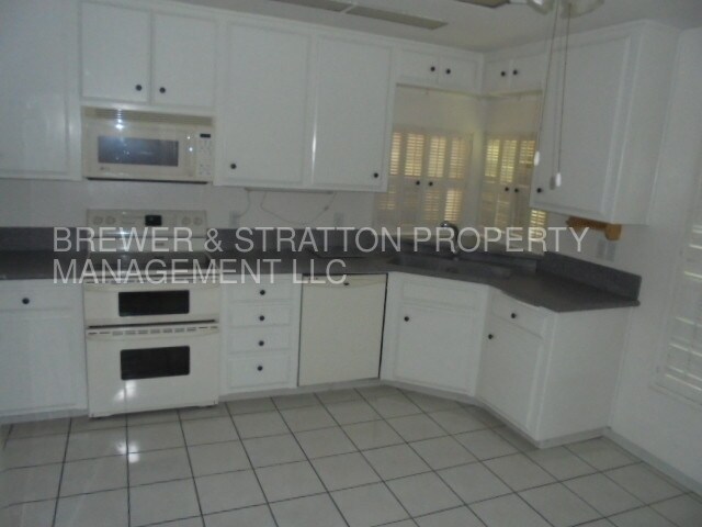 Building Photo - 631 E Royal Palm Square S