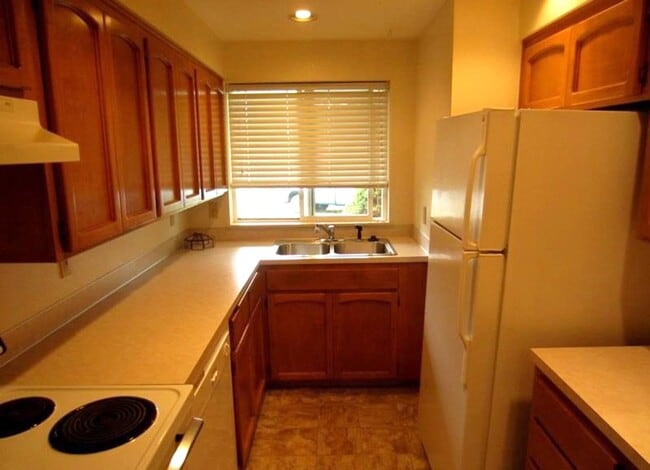 Building Photo - Triplex in Keizer