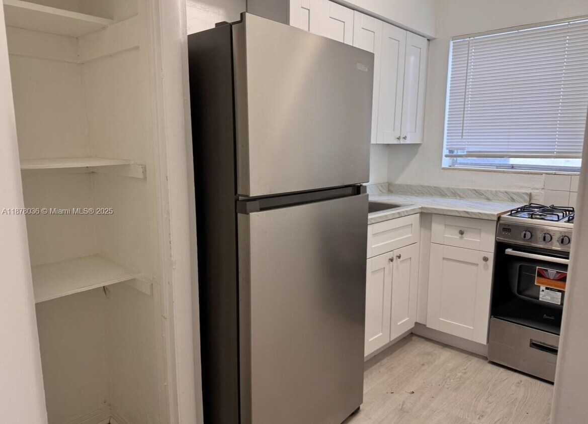 Foto principal - 7717 Byron Ave