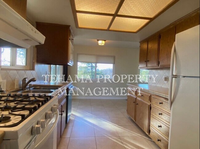 Foto del edificio - Beautiful 2 Bedroom/2 Bathroom Home with a Great Room, Fireplace and access to shared swimming pool