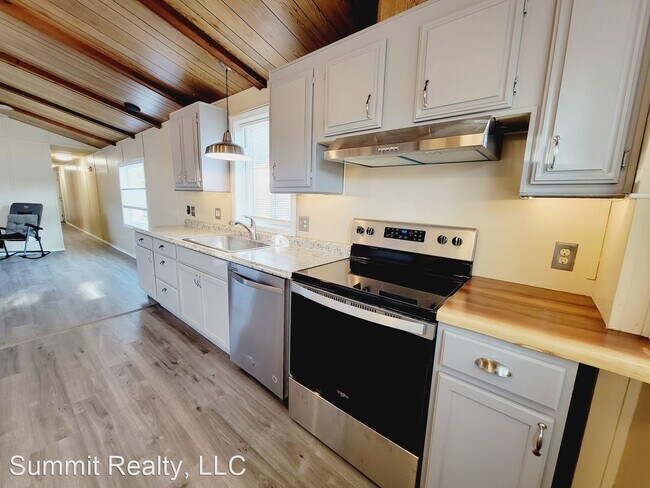 Building Photo - 2 br, 1.5 bath House - 6002 Chatham Dr