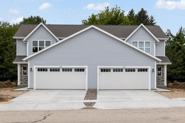 Building Photo - 2105 Daisy Dr