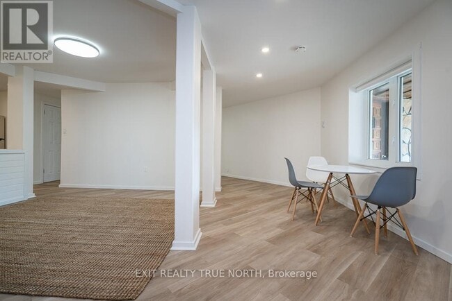 Photo du bâtiment - 561-561 Tiny Beaches Rd S