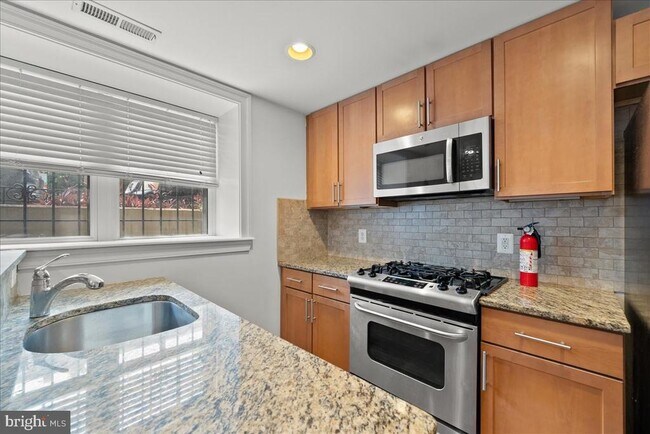 Foto del edificio - 739 Newton Pl NW