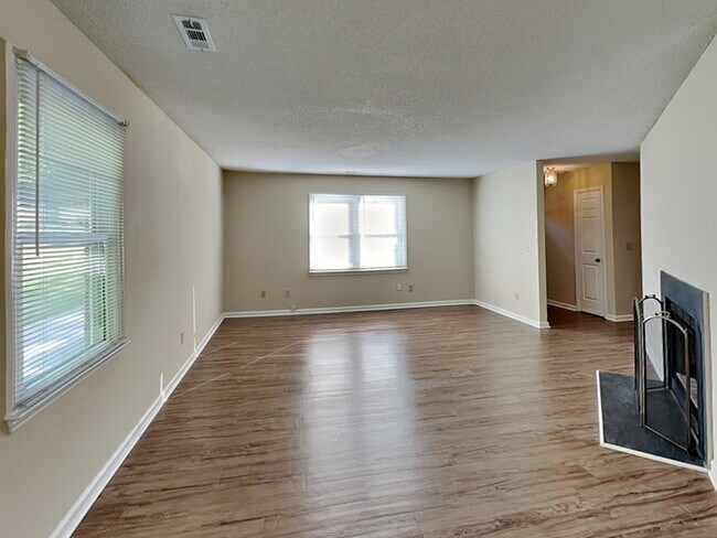 Building Photo - Classic 3 Bedroom Ranch ready for you!