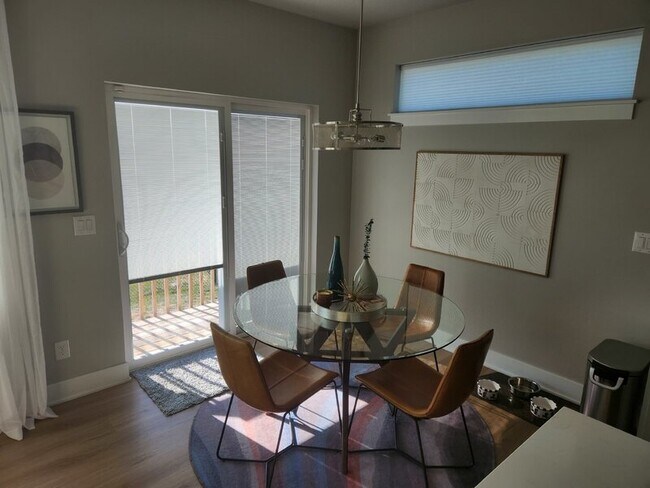 Foto del edificio - 15332 Deerview Dr