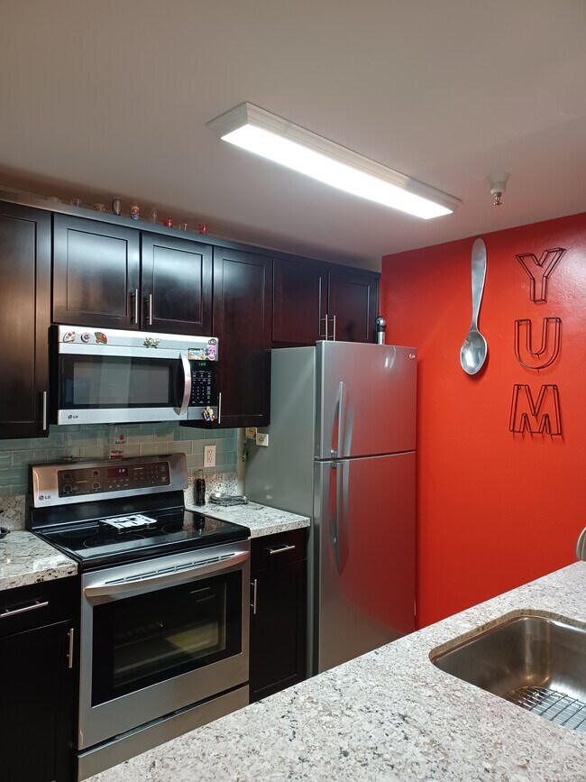 Foto del edificio - 6400 Christie Ave