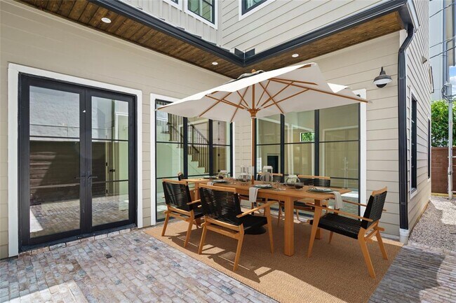 Building Photo - 2800 Greenbriar Dr