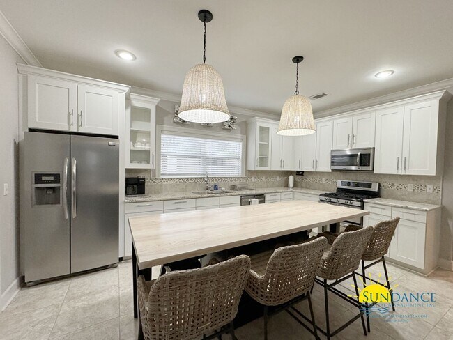 Building Photo - Coastal Living with a private Outdoor Oasis!