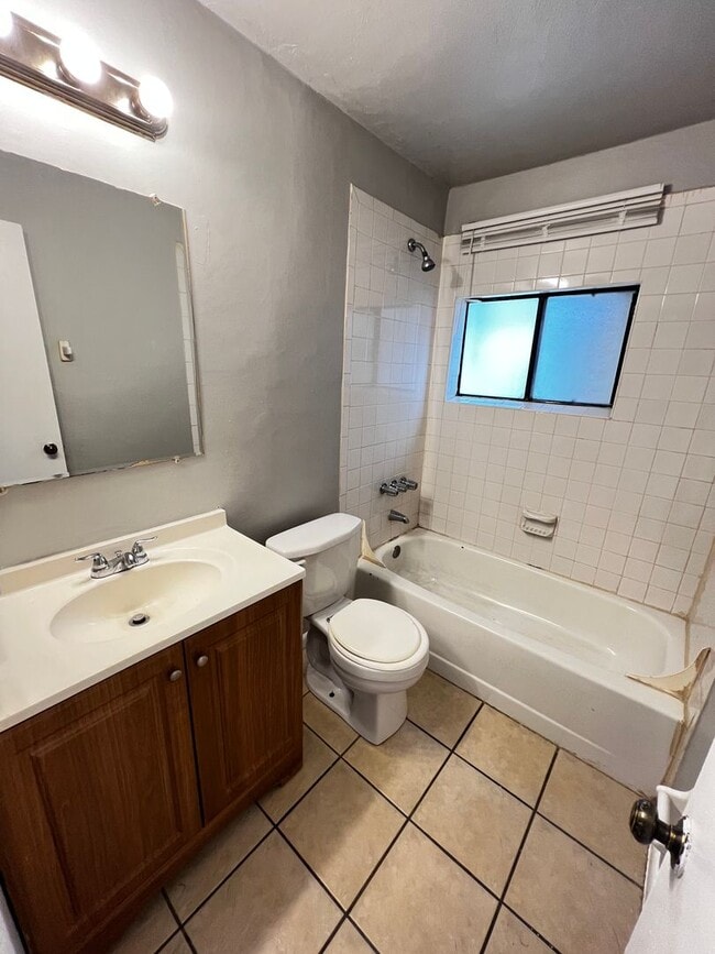 Building Photo - First floor 2/1 Available for Move in! Affordable and Conveniently Located!