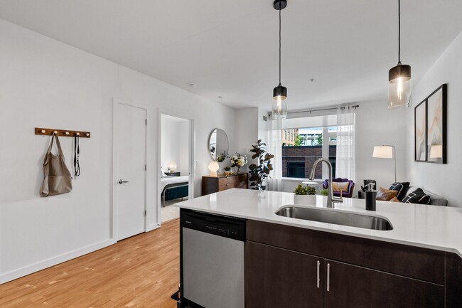 Cocina y sala de estar de concepto abierto en The Parker Apartments en Portland, OR 97209 - The Parker