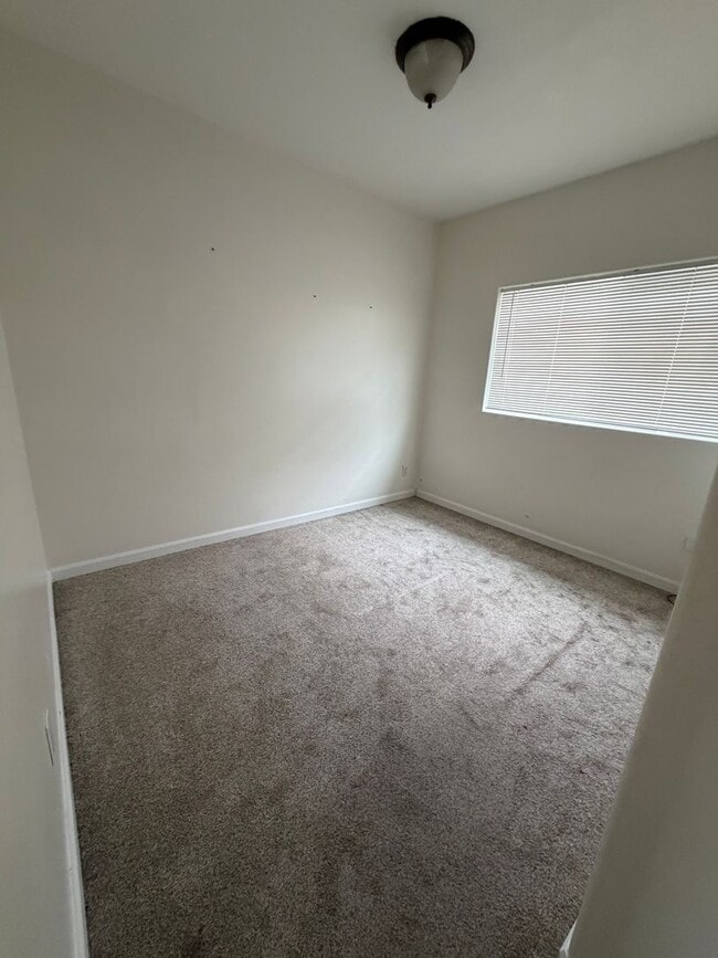 Building Photo - 3 Bedroom, 2 Bathroom Home - Located near Sky Lakes and Oregon Tech!