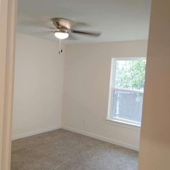 Foto del edificio - 928 E Cameron Ave