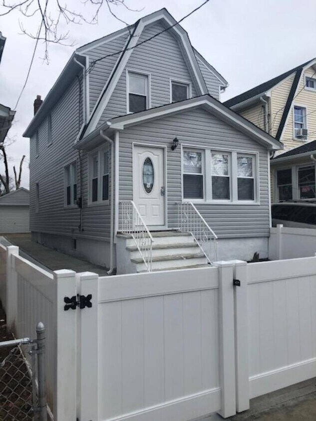 Primary Photo - 109-17 Pinegrove St