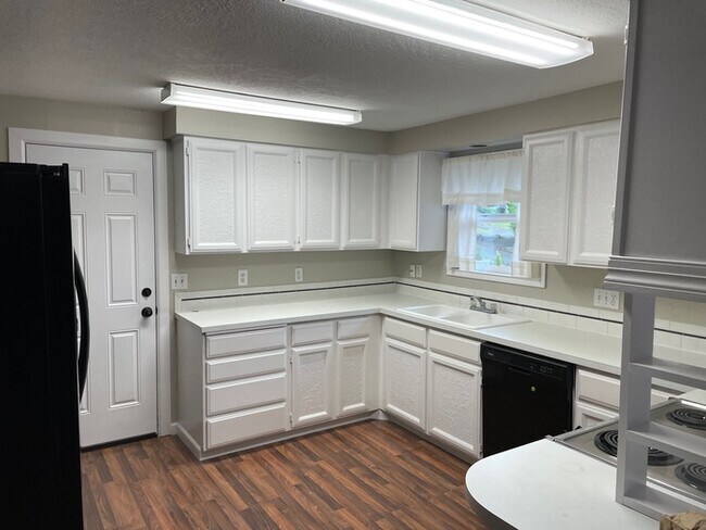 Foto del edificio - SPACIOUS FIVE BEDROOM HOME IN KELSO