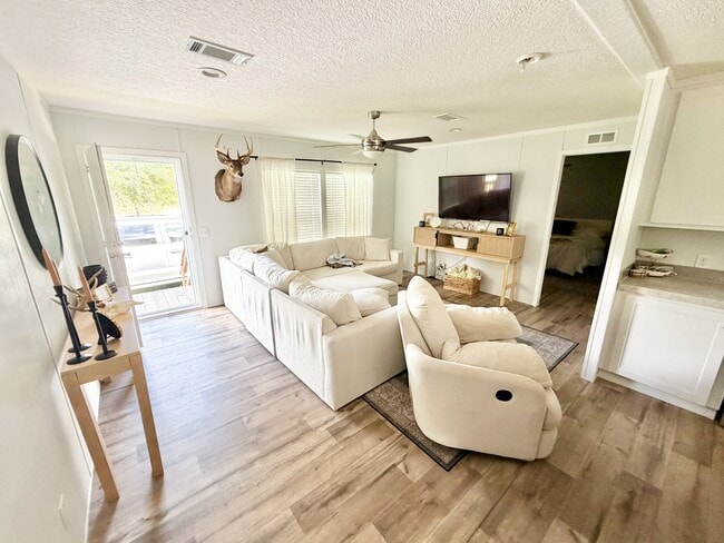 Foto del edificio - 5250 Hummingbird Ln