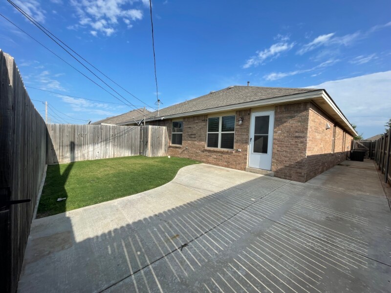 Building Photo - 5205 Graceland Dr