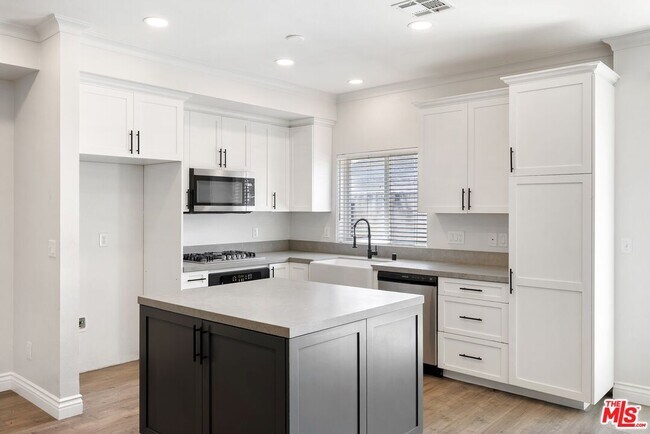 Building Photo - 7124 Farralone Ave