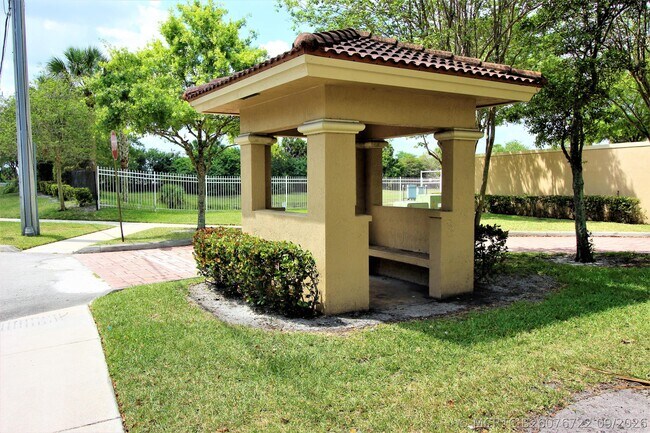 Foto del edificio - 1145 Golden Lakes Blvd