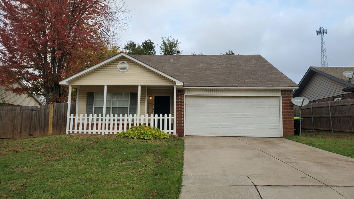 Foto principal - (3) Bed (2) Bath in Noble Avail NOW!