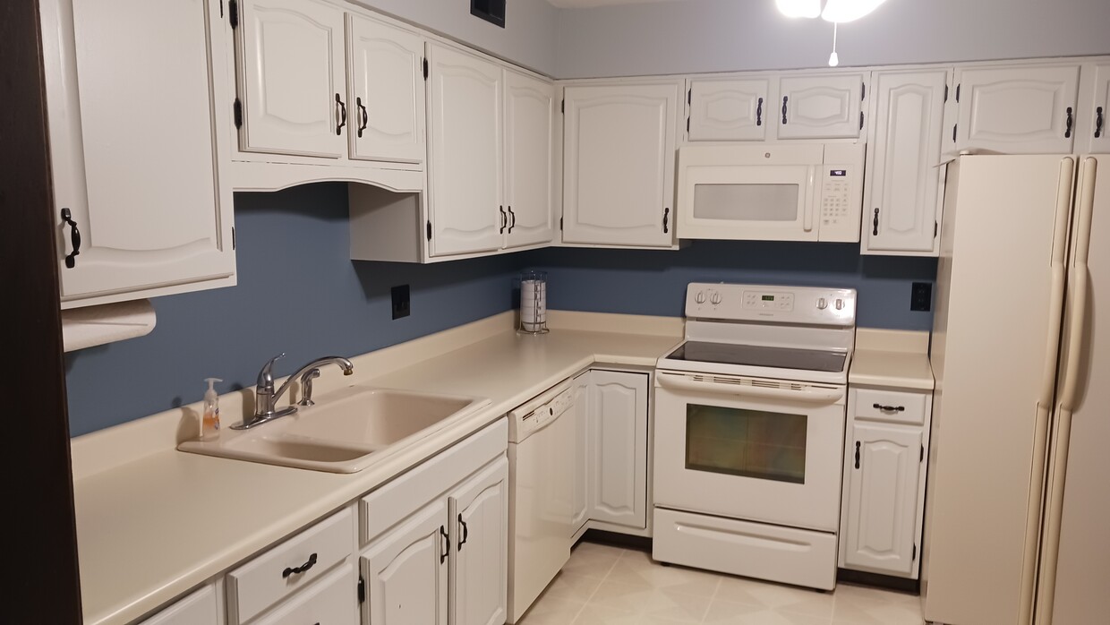 Kitchen with breakfast bar - 12303 W Center St