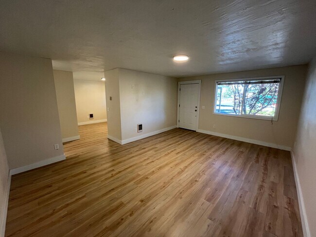Foto del edificio - Single Level Duplex Just off Wilson