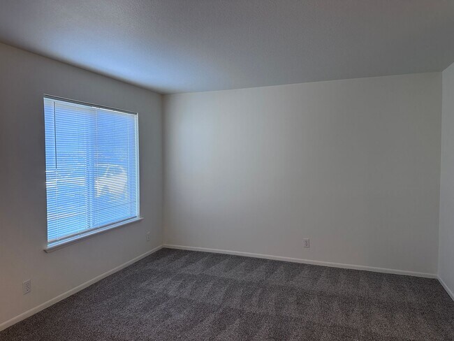 Foto del edificio - NE Bend Rental Near St. Charles Hospital | 2 Bed, 1 Bath | Off-Street Parking | 97701