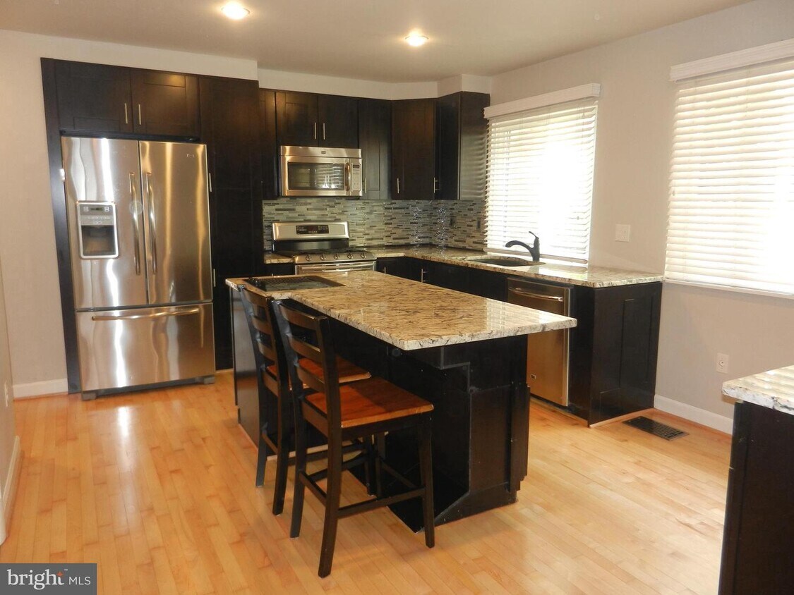 Primary Photo - 11120 Forest Edge Dr