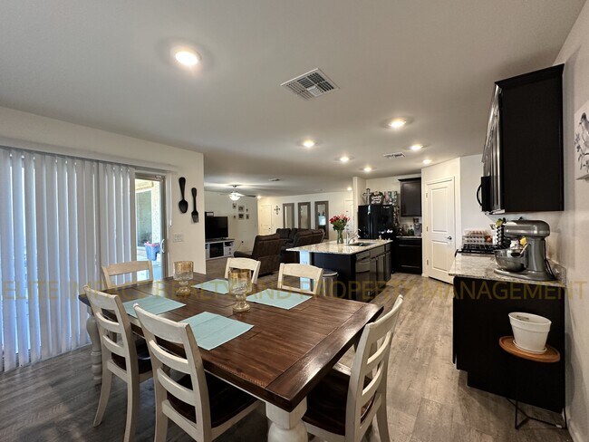 Building Photo - 6948 S Victor Dr