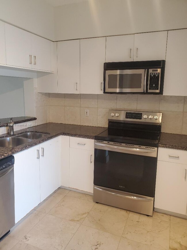 Building Photo - 16645 Hemingway Dr