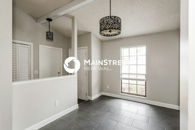 Building Photo - 3 Bedroom Pet-Friendly Home in Jacksonville, FL with Main Street Renewal