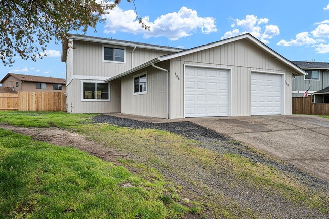 Newly Remodeled 2-Bedroom, 1.5-Bath Duplex In Springfield! - Newly Remodeled 2-Bedroom, 1.5-Bath Duplex In Springfield! House