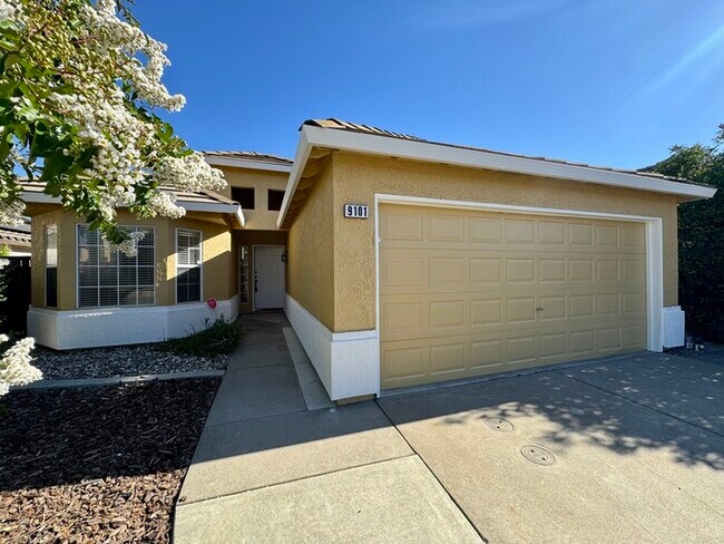 Building Photo - Spacious 3BD/2BA Home with 2-Car Garage in Desirable Antelope