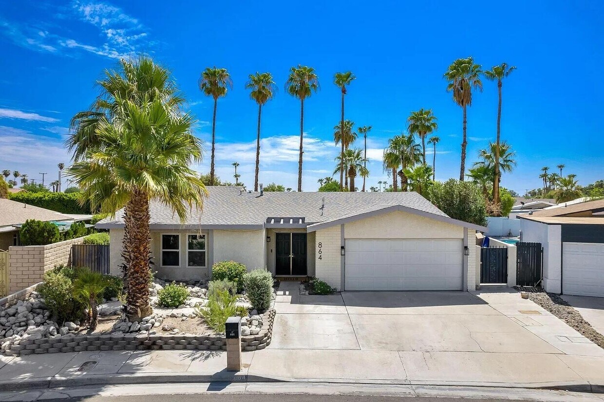Foto principal - 864 S Mountain View Dr