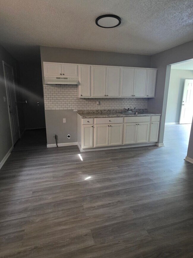 Building Photo - LIMITED TIME**1/2 OFF DEPOSIT**