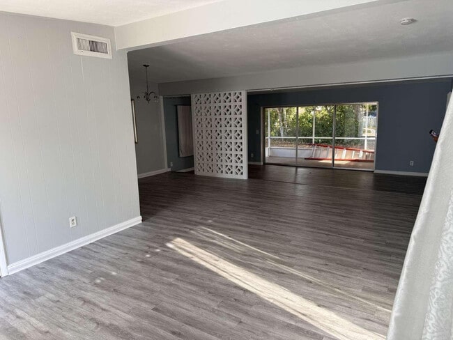 Foto del edificio - 400 E Prima Vista Blvd