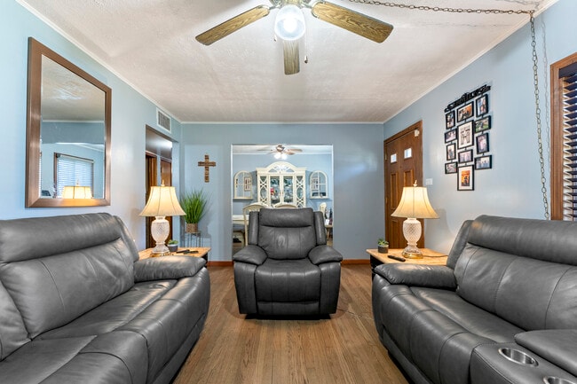 Foto del edificio - 253 E Grand Ave