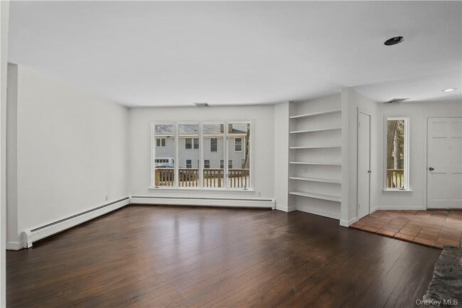 Foto del edificio - 165 Old Post Rd