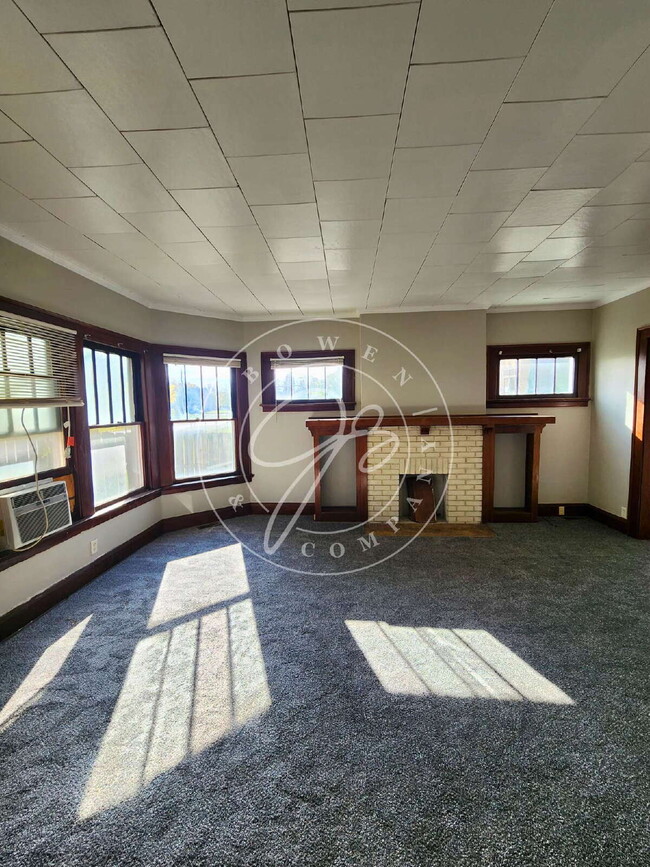 Building Photo - 1200 Sq foot lower duplex! Tons of space a...