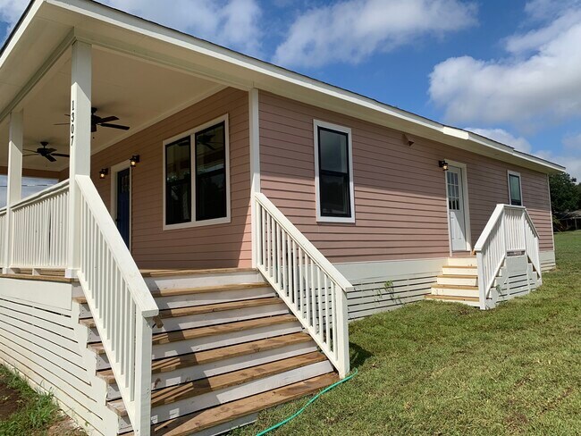Foto del edificio - 1307 Hidden Creek Ln