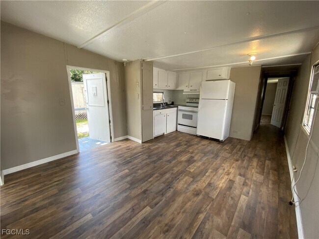 Foto del edificio - 4900 Tice St