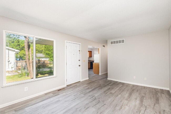 Building Photo - Updated 2-bedroom Duplex at $1150/month
